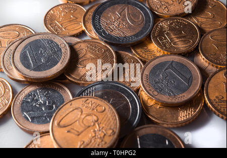 Une pile de deux et l'un et 50 100 pièces en euro, faite de cuivre et de nickel Banque D'Images