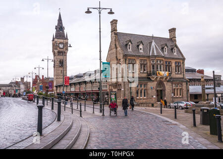 L'horloge de la ville et le marché couvert à Darlington, en Angleterre, Royaume-Uni Banque D'Images