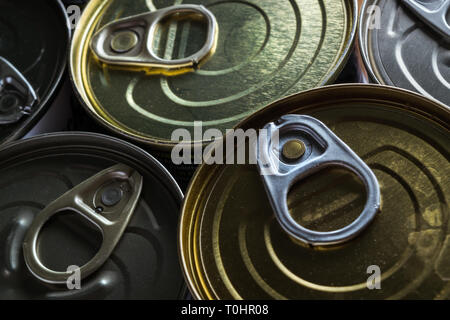 Close-up d'un groupe de boîtes de conserve de l'emballage alimentaire en boîte en aluminium avec la flèche pour ouvrir Banque D'Images