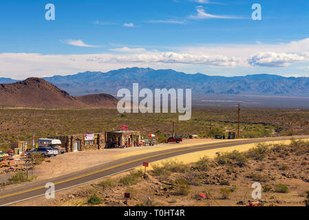 Vue aérienne de l'historique route 66 et la station Cool Springs en Arizona Banque D'Images