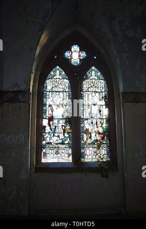 Vitraux brisés en église abandonnée Banque D'Images