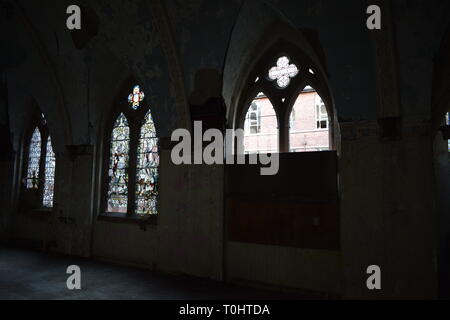 Vitraux brisés en église abandonnée Banque D'Images