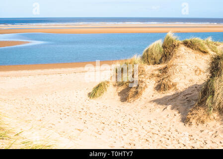 Dunes de sable où Norfolk Coast Path Sentier national de Barnham Overy Staithe atteint la mer, East Anglia, Angleterre, Royaume-Uni. Banque D'Images