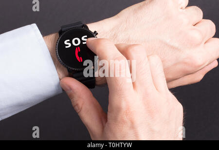 Smartwatch noir isolé sur un fond noir, SOS Banque D'Images