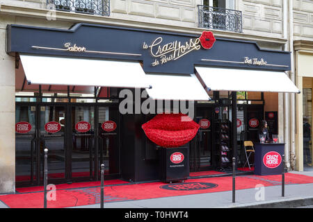 PARIS, FRANCE - 22 juillet 2017 : cabaret Crazy Horse Theatre Vue extérieure dans l'avenue George V à Paris, France. Banque D'Images