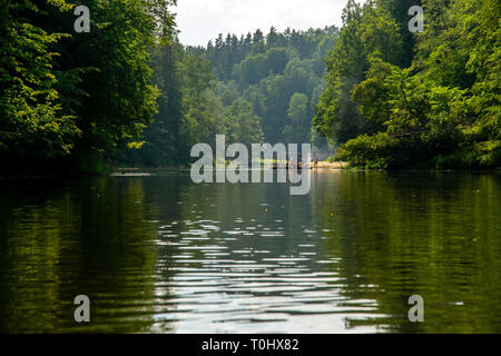 Les gens de bateau sur river en Lettonie Gauja, endroit calme nature scène. En radeau à travers la rivière. Projet de voyage le long de la rivière Gauja en Lettonie. L'Ancien hôtel est e Banque D'Images