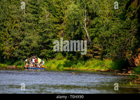 Les gens de bateau sur river en Lettonie Gauja, endroit calme nature scène. En radeau à travers la rivière. Projet de voyage le long de la rivière Gauja en Lettonie. Nautisme sur rive Banque D'Images