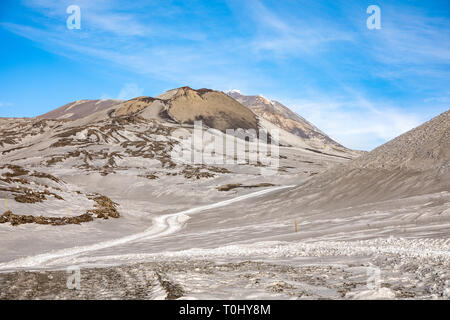 Sentier de l'Etna avec de la fumée en hiver, le volcan paysage dans l'île de Sicile, Italie Banque D'Images