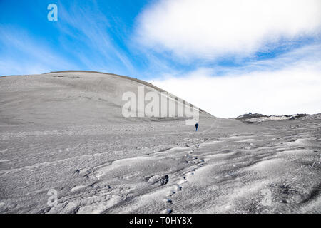 L'homme va Escriva cratère sur volcan Etna dans la neige en hiver, en Sicile, Italie Banque D'Images