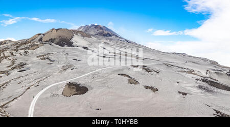 Sentier de l'Etna avec de la fumée en hiver, paysage, volcan de l'île de la Sicile, Italie Banque D'Images