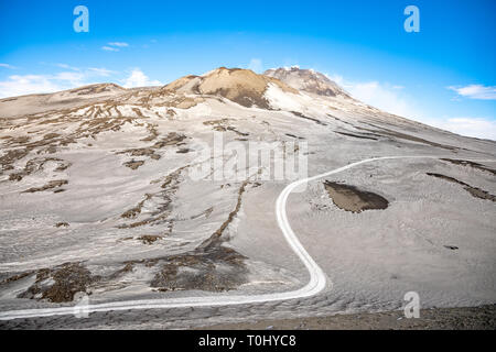 Sentier de l'Etna avec de la fumée en hiver, paysage, volcan de l'île de la Sicile, Italie Banque D'Images