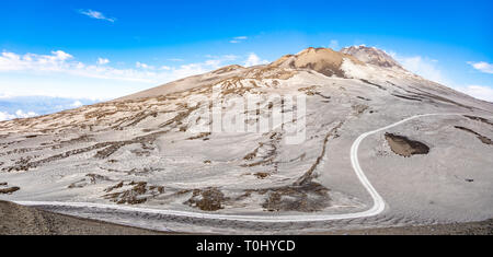 Sentier de l'Etna avec de la fumée en hiver, paysage, volcan de l'île de la Sicile, Italie Banque D'Images