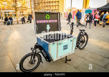 L'Urban Arrow Cargo Bike avec la cargaison couvercle ouvert prêt pour le recyclage journaux près de la gare de Kings Cross à Londres, Angleterre Banque D'Images