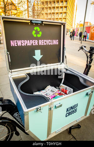 L'Urban Arrow Cargo Bike avec la cargaison couvercle ouvert prêt pour le recyclage journaux près de la gare de Kings Cross à Londres, Angleterre Banque D'Images