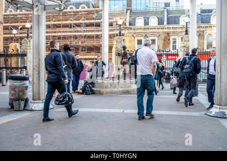 Tôt le matin, les navetteurs à l'extérieur de la gare de Liverpool Street, Londres Banque D'Images