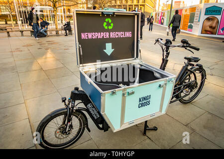 L'Urban Arrow Cargo Bike avec la cargaison couvercle ouvert prêt pour le recyclage journaux près de la gare de Kings Cross à Londres, Angleterre Banque D'Images