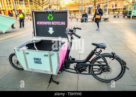 L'Urban Arrow Cargo Bike avec la cargaison couvercle ouvert prêt pour le recyclage journaux près de la gare de Kings Cross à Londres, Angleterre Banque D'Images