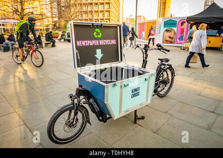 L'Urban Arrow Cargo Bike avec la cargaison couvercle ouvert prêt pour le recyclage journaux près de la gare de Kings Cross à Londres, Angleterre Banque D'Images