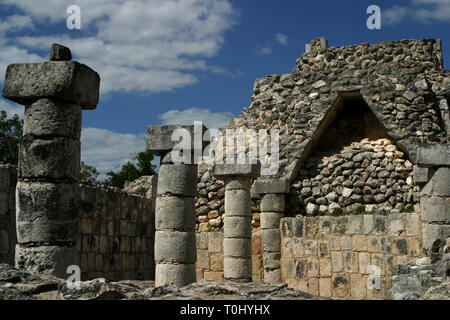 Zona arqueologica Chichen Itza de Zona arqueológica Chichén Itzá (ItzáChichén : maya Chichén) Boca del Pozo ; de los (Itzá) brujos de agua. Es uno de los principales sitios arqueológicos de la península de Yucatán, México, ubicado en el municipio de Tinum. *Photo :©Francisco Morales/DAMMPHOTO.COM/NORTEPHOTO* Banque D'Images