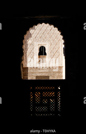 L'arabe traditionnel ancien style coloré en mosaïque éléments intérieurs. Géométrie abstraite, modèle vintage sculpté à Marrakech, Maroc, Afrique du Sud Banque D'Images