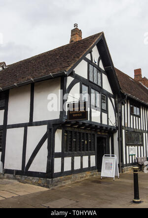 Bibliothèque dans Stratford sur Avon, noir et blanc cadre en bois Bâtiment - England UK Banque D'Images