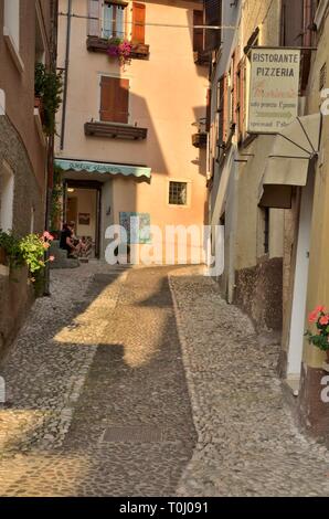 Malcesine, Italie - 7 août 2014 : Cobblestone alley dans le village de Malcesine, la localité la plus au nord de la province de Vérone au lac de Garde, Itali Banque D'Images