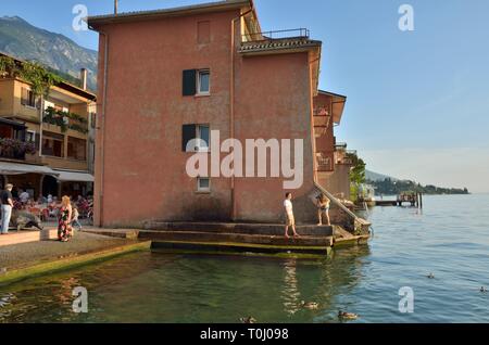 Malcesine, Italie - 7 août 2014 : les gens sur les rives du lac de Garde dans le village de Malcesine en Italie. Banque D'Images