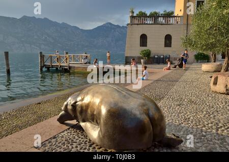 Malcesine, Italie - 7 août 2014 : les gens à la place pavée dans les rives du lac de Garde dans le village de Malcesine en Italie. Banque D'Images