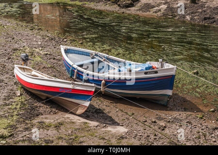 Deux petits bateaux amarrés dans le beck menant au port de Staithes, North Yorkshire, Angleterre, Royaume-Uni Banque D'Images