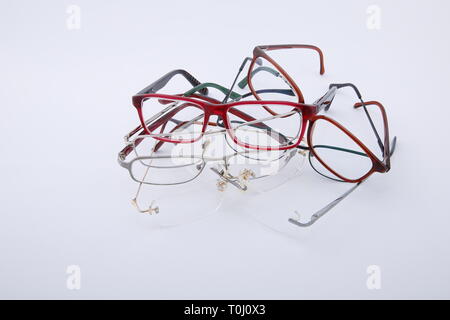 Voir d'utilisé et usé vieux spectacles sur fond blanc. Banque D'Images