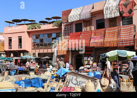 Café des Epices et Souk Zrabia (marché de tapis), Rahba Kdima, Medina, Marrakech, Marrakesh-Safi région, le Maroc, l'Afrique du Nord Banque D'Images