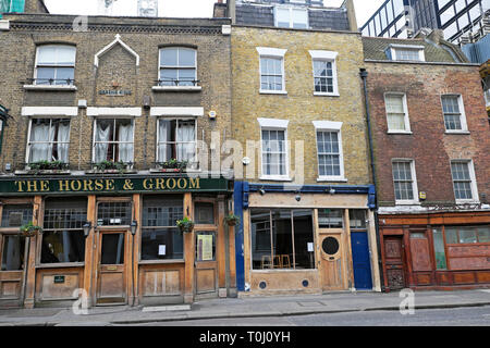 Une rangée de bâtiments en terrasses et le Horse & Groom pub à côté de l'emplacement de William Shakespeare théâtre "le rideau' Shoreditch London UK KATHY DEWITT Banque D'Images