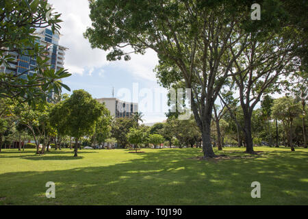 Darwin, Territoire du Nord, Australia-December 22,2017 : Esplanade apartments et Bicentennial Park verdure au centre-ville de Darwin, Australie Banque D'Images