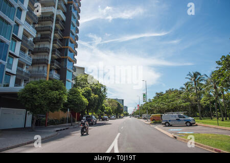 Darwin, Territoire du Nord, Australia-December 22,2017 : Esplanade apartments, parking et parc de la ville au centre-ville de Darwin, Australie Banque D'Images