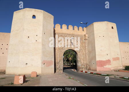 Bab er Raha et les remparts de la ville faite de pisé, Avenue Ahmed, Ouaqalla Marrakesh-Safi Medina, Marrakech, Maroc, région, l'Afrique du Nord Banque D'Images