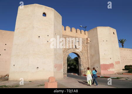 Bab er Raha et les remparts de la ville faite de pisé, Avenue Ahmed, Ouaqalla Marrakesh-Safi Medina, Marrakech, Maroc, région, l'Afrique du Nord Banque D'Images