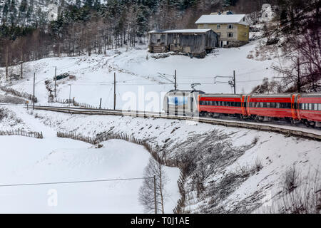 Le trajet en train d'Oslo à Bergen en Norvège est con verso sur l'elf les plus beaux voyages ferroviaires en Europe. Ce train tirant les entraîneurs au cours de l'hiver. Banque D'Images