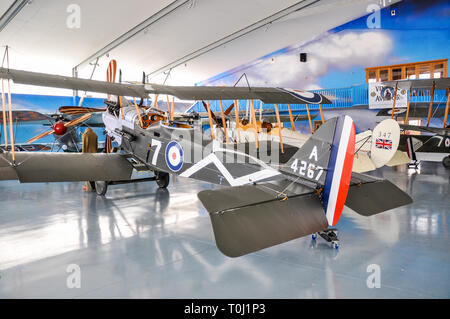 Vintage Aviator Ltd hangar de l'Aérodrome de capot, Masterton, Nouvelle-Zélande avec la Première Guerre mondiale avion de reproduction et les expositions. Les avions. Être RFC2 Banque D'Images