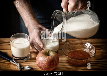 Verser le lait frais dans des verres - effet désaturé - gros plan - focus sélectif Banque D'Images
