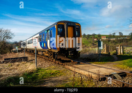 Une voiture - deux DMU Northern Rail train de Middlesbrough à Whitby passant dans la Danby North Yorkshire Moors Banque D'Images