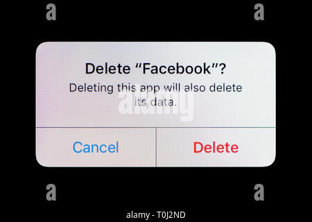 La question de "supprimer Facebook' ? Est vu sur un écran de l'ipad (usage éditorial uniquement) Banque D'Images