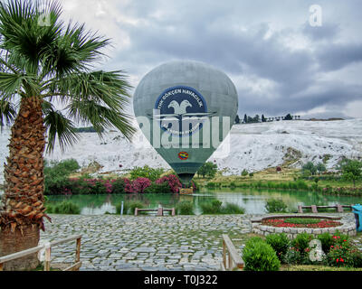 Lake à Pamukkale avec ballon Banque D'Images