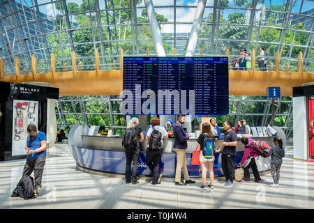 Les voyageurs internationaux vérifier leurs vols à l'Aéroport International de Kuala Lumpur. Banque D'Images