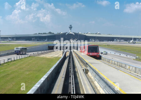 Le train sans conducteur et le service de navette entre les bornes où les avions airrive et partir à l'Aéroport International de Kuala Lumpur Banque D'Images