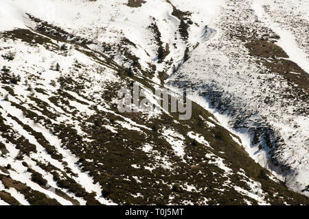 Paysage de neige dans les montagnes. Temps de printemps à Beklemeto, Stara planina, Bulgarie Banque D'Images