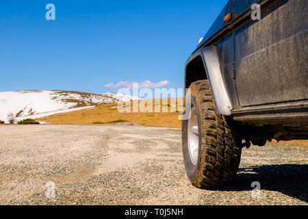 Off road 4x4 dans les montagnes enneigées sur une journée ensoleillée. Voyageant hors route, véhicule tout-terrain dans la nature Banque D'Images