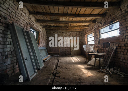 Ancienne grange dans le village d'intérieur. Vintage faire construit de bois et brique, grange abandonnée. À l'intérieur d'un cadre rustique stable Banque D'Images