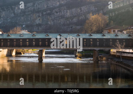 Plus Pokrit ou pont couvert de Lovetch, en Bulgarie. L'attraction touristique historique dans la vieille ville de Lovech. Passerelle pour piétons au-dessus de la rivière Osam avec montagnes Banque D'Images