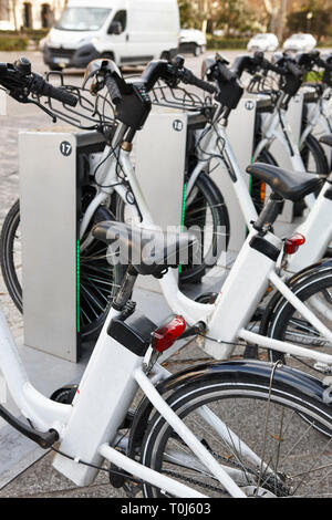 La charge de la batterie électrique urbain vélos dans la ville. Transports Banque D'Images