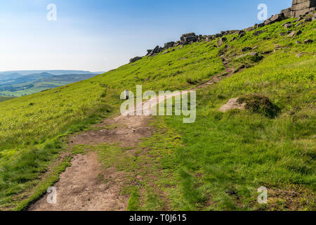 Paysage de Peak District, à marcher en direction de Stanage Edge près de Hathersage dans les East Midlands, Derbyshire, Angleterre, RU Banque D'Images